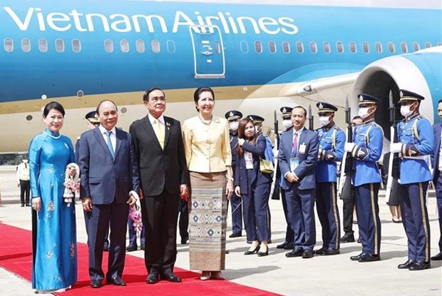 Thai Prime Minister Prayut Chan-o-cha and his spouse (R) welcome President Nguyen Xuan Phuc and his spouse at Don Mueang International Airport in Bangkok on November 16. (Photo: VNA)