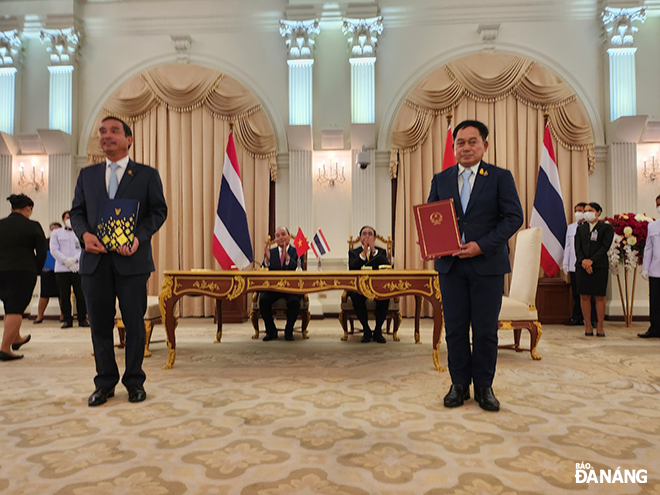 Leaders of Da Nang and Khonkaen Province in the signing ceremony