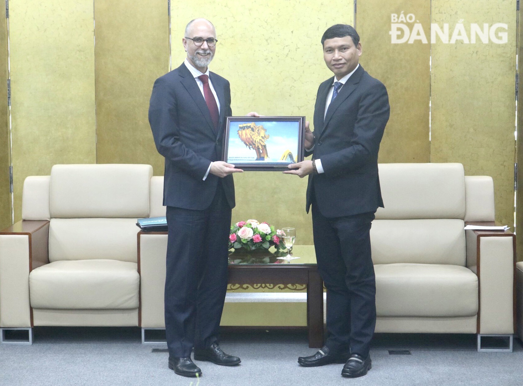 Da Nang People's Committee Vice Chairman Ho Ky Minh (right) presents momento to Canadian Ambassador to Viet Nam Shawn Perry Steil. Photo: N. QUANG