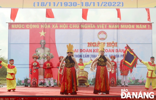Văn nghệ chào mừng nhân 92 năm ngày truyền thống MTTQ Việt Nam và ngày hội Đại đoàn kết toàn dân tộc năm 2022 tại thôn Cẩm Toại Trung, xã Hòa Phong. Ảnh: M.T