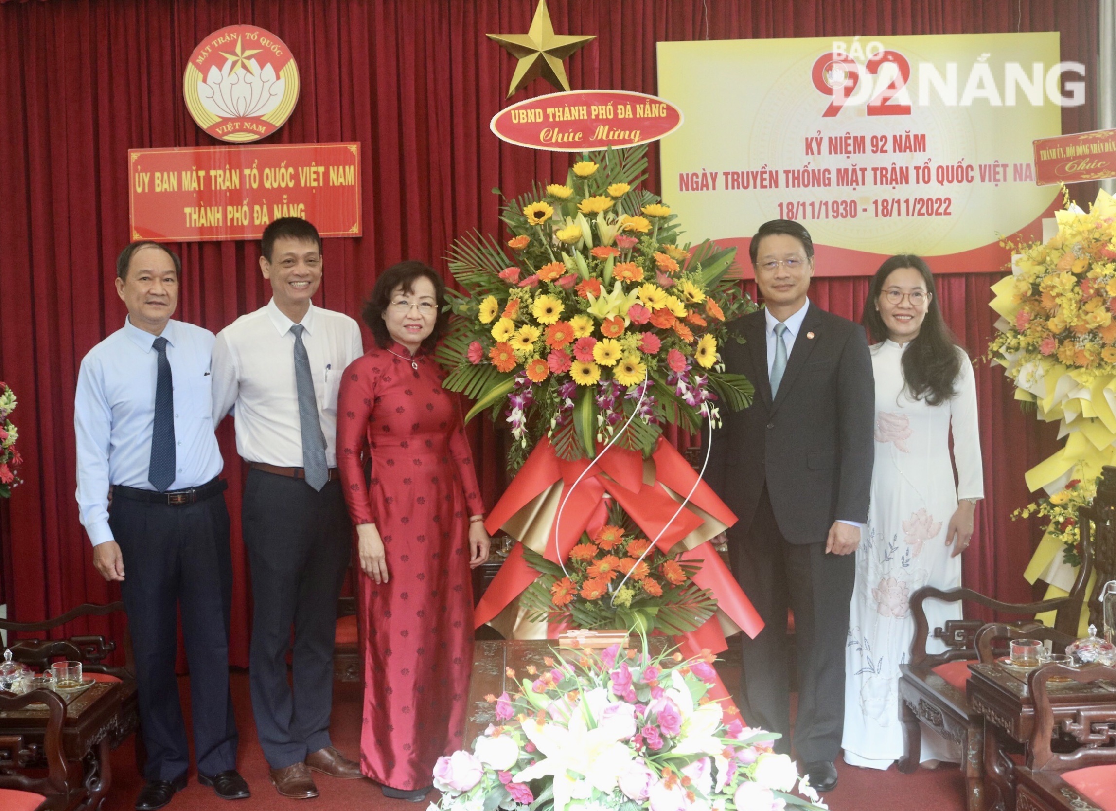 Da Nang People's Committee Vice Chairwoman Ngo Thi Kim Yen (third, left) presenting flowers to the city's Fatherland Front Committee on the occasion of the 92nd anniversary of Traditional Day of Viet Nam Fatherland Front