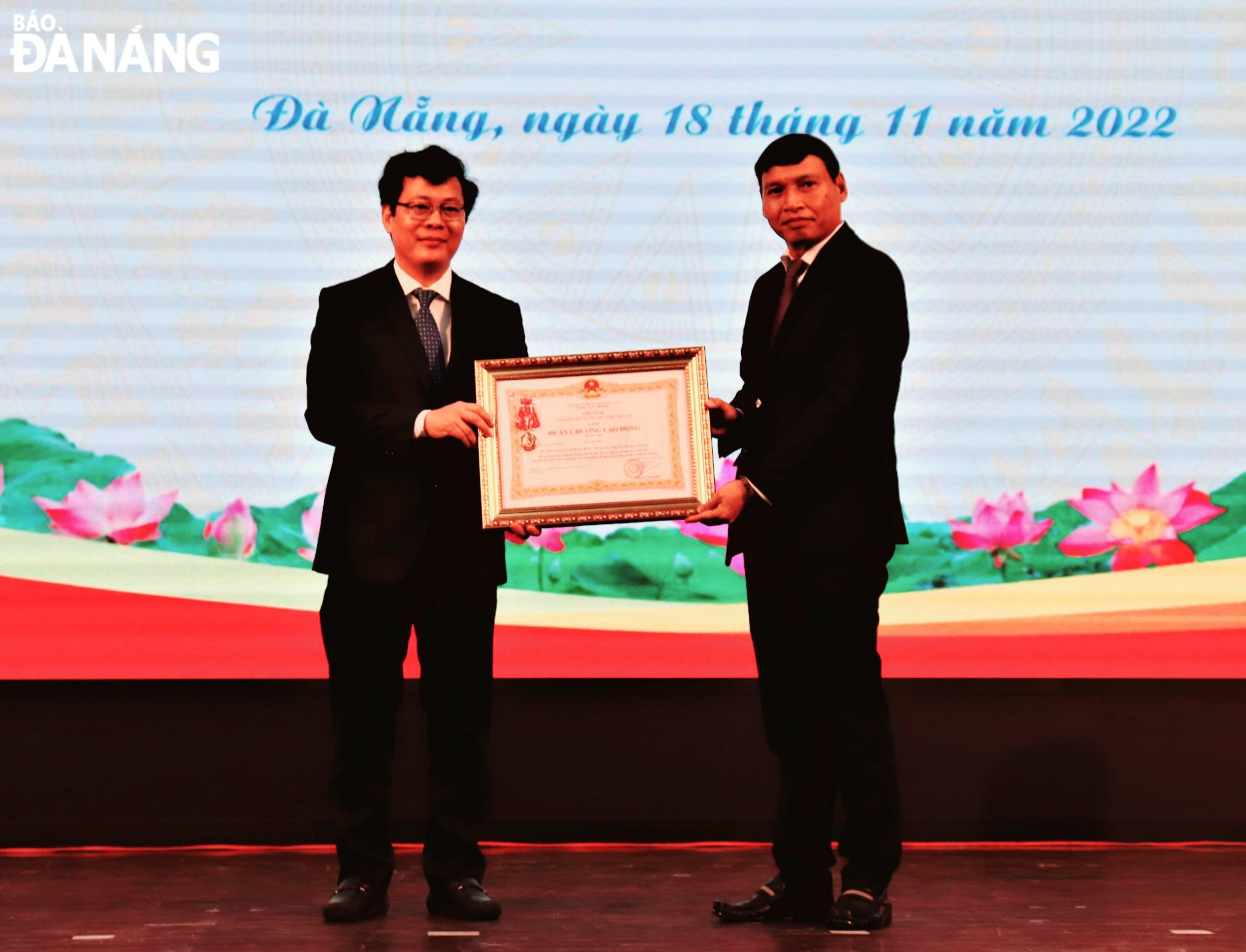 hừa ủy quyền của Thủ tướng Chính phủ, Phó Chủ tịch Thường trực UBND thành phố Hồ Kỳ Minh (thứ 5, trái sang) trao tặng bằng khen cho các tập thể và cá nhân thuộc ĐH Đà Nẵng. Ảnh: LÊ HÙNG