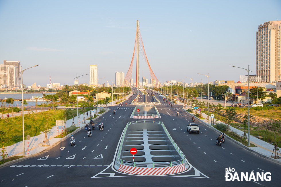 Cầu Trần Thị Lý tươi đẹp trong ánh nắng sớm những ngày cuối tháng 11.