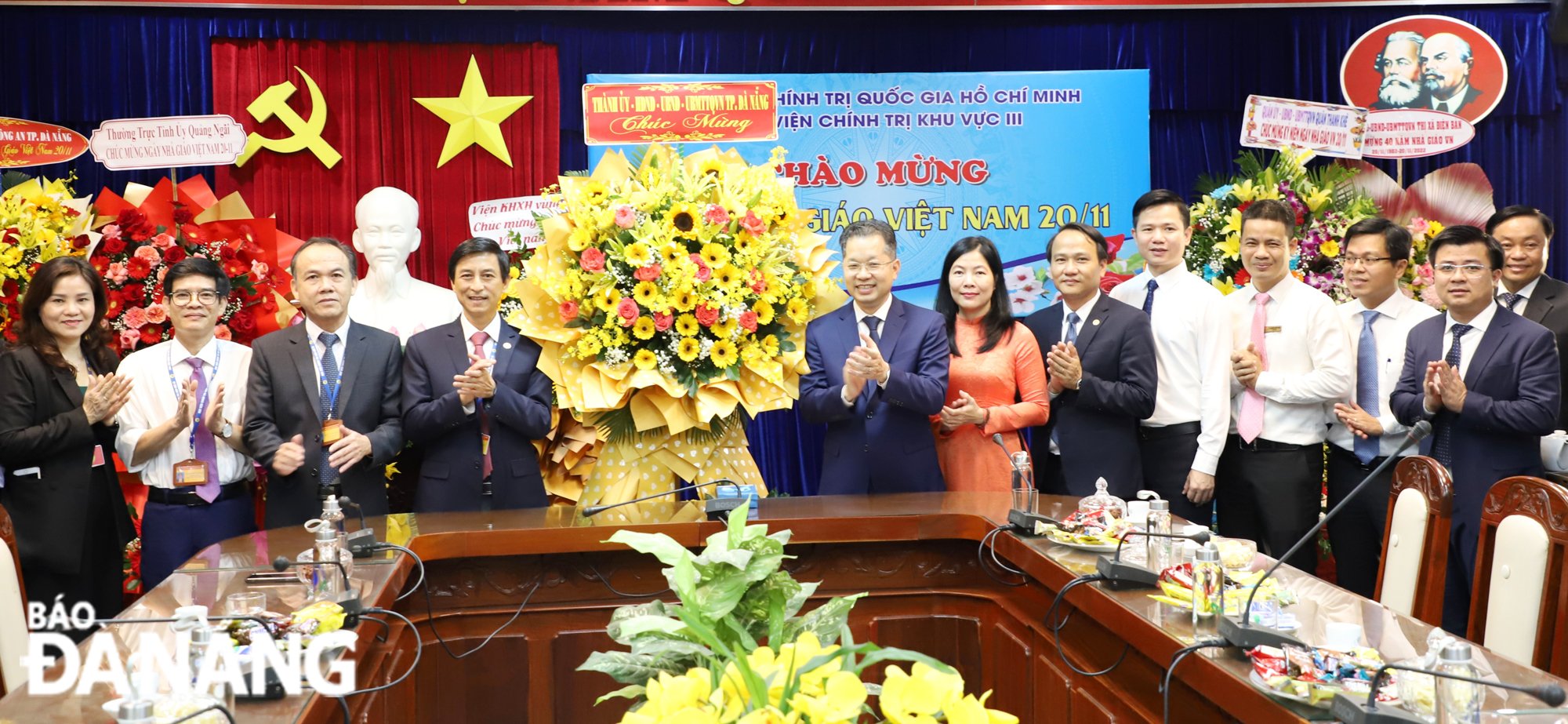 Bí thư Thành ủy Nguyễn Văn Quảng (thứ 7, phải sang) tặng hoa chúc mừng tập thể lãnh đạo Học viện Chính trị khu vực 3. Ảnh: NGỌC PHÚ