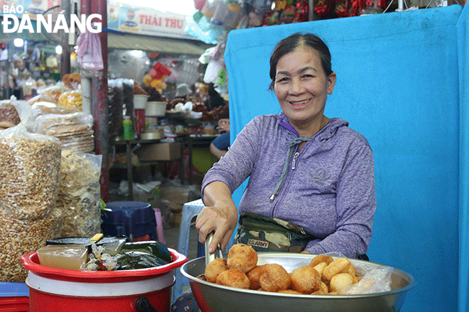  Mrs Nguyet and the dish of xoa xoa and suong sam cooked according to the traditional recipe of the Quang Nam people. Photo: TIEU YEN