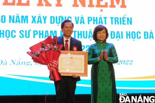 Phó Chủ tịch UBND thành phố Ngô Thị Kim Yến tặng bằng khen của Chủ tịch UBND thành phố cho Trường ĐH Sư phạm Kỹ thuật, ĐH Đà Nẵng. Ảnh: NGỌC HÀ