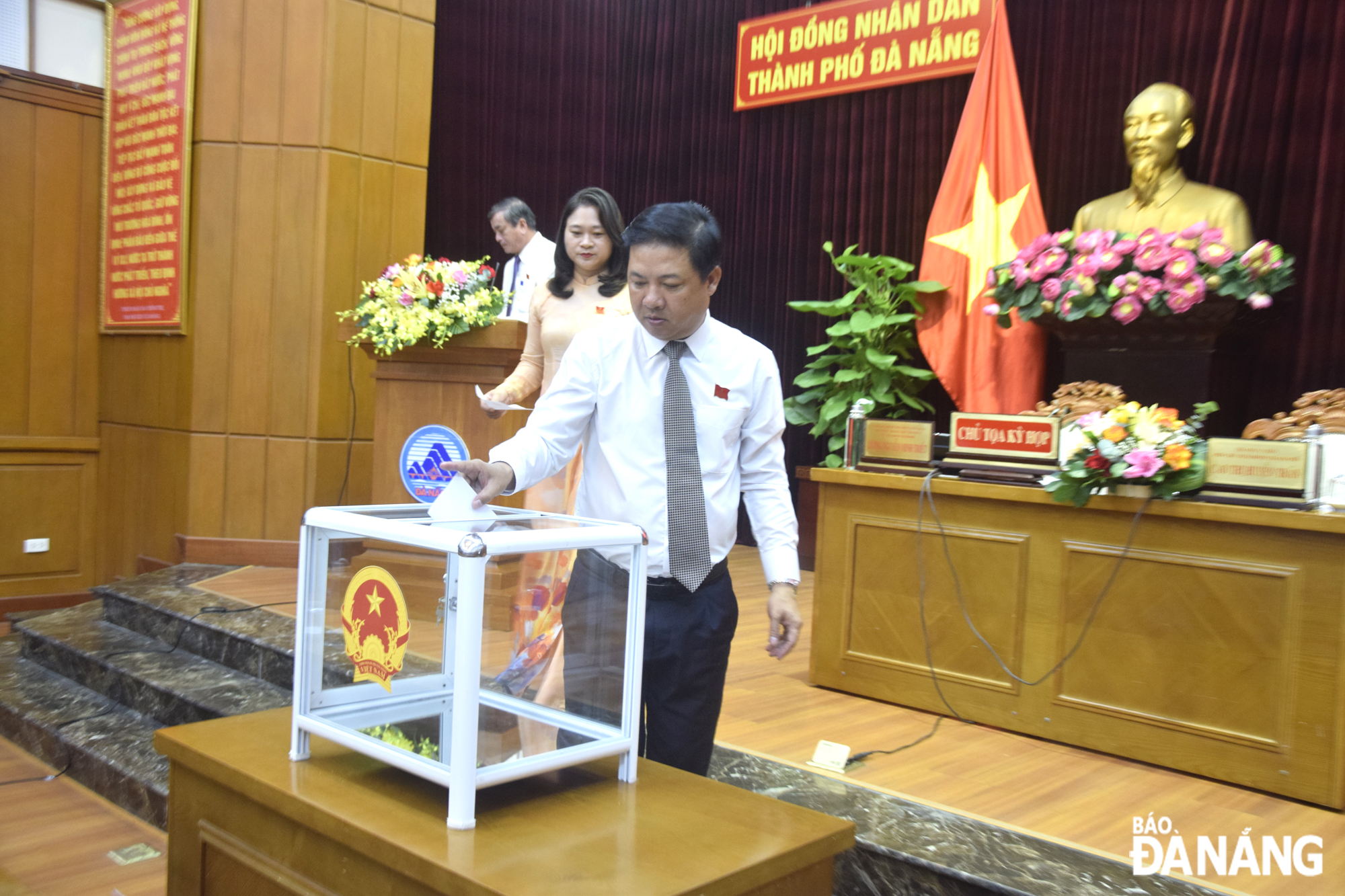 Chủ tịch HĐND thành phố Lương Nguyễn Minh Triết bỏ phiếu miễn nhiệm chức danh Phó Chủ tịch UBND thành phố đối với ông Trần Phước Sơn. Ảnh: TRỌNG HUY