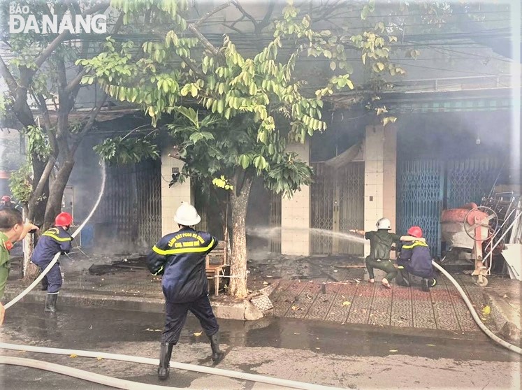Lực lượng Cảnh sát phòng cháy, chữa cháy và cứu nạn cứu hộ Công an quận Thanh Khê triển khai biện pháp dập tắt ngộn lửa. Ảnh: L.H