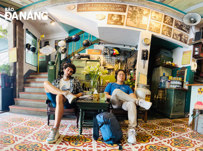 Anh Lê Như Thám (bên phải) cùng người bạn Mago Ste đến từ đất nước Romania tại một quán cà phê ở Đà Nẵng. Ảnh: T.Y