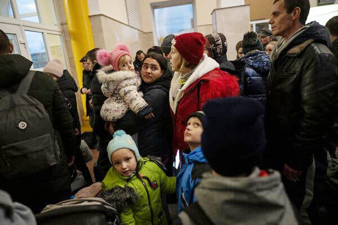 Người dân trên một chuyến tàu sơ tán ở Kherson ngày 23-11. Ảnh: NYT 