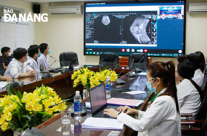 Doctors from the Da Nang-based Hospital 199 in an online consultation meeting for severe cases. Photo: K.H