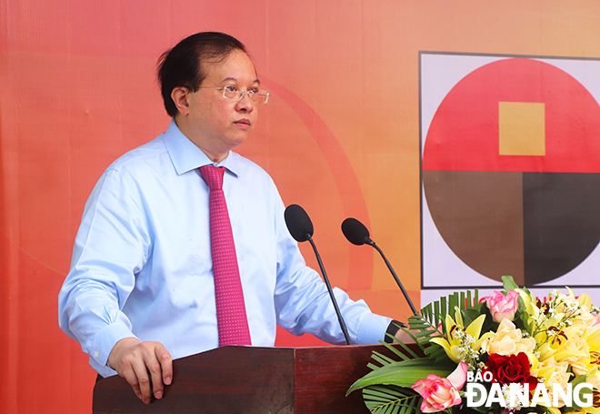 Deputy Minister of Culture, Sports and Tourism Ta Quang Dong speaking at the opening ceremony of the exhibition. Photo: X.D