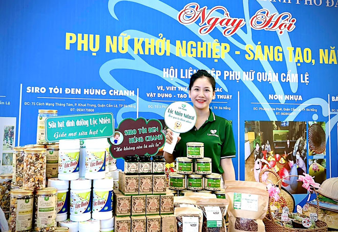 Ms Ngo Thi Loc brought her products to participate in the Women's Festival of Creativity and Entrepreneurship in 2022 (Photo courtesy of the character)