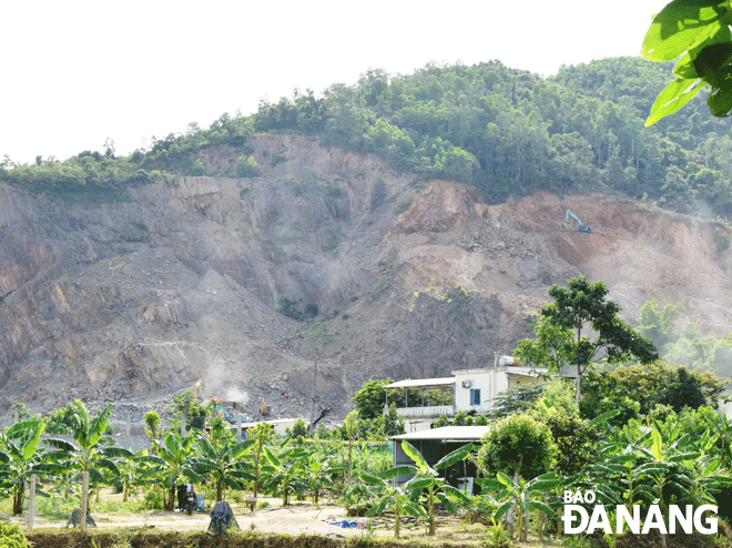 Mỏ đá Trường Bản (xã Hòa Sơn, huyện Hòa Vang) đang được khai thác đá và đất ở tầng phủ để bảo đảm nguồn vật liệu xây dựng cho các công trình, dự án của thành phố. Ảnh: HOÀNG HIỆP