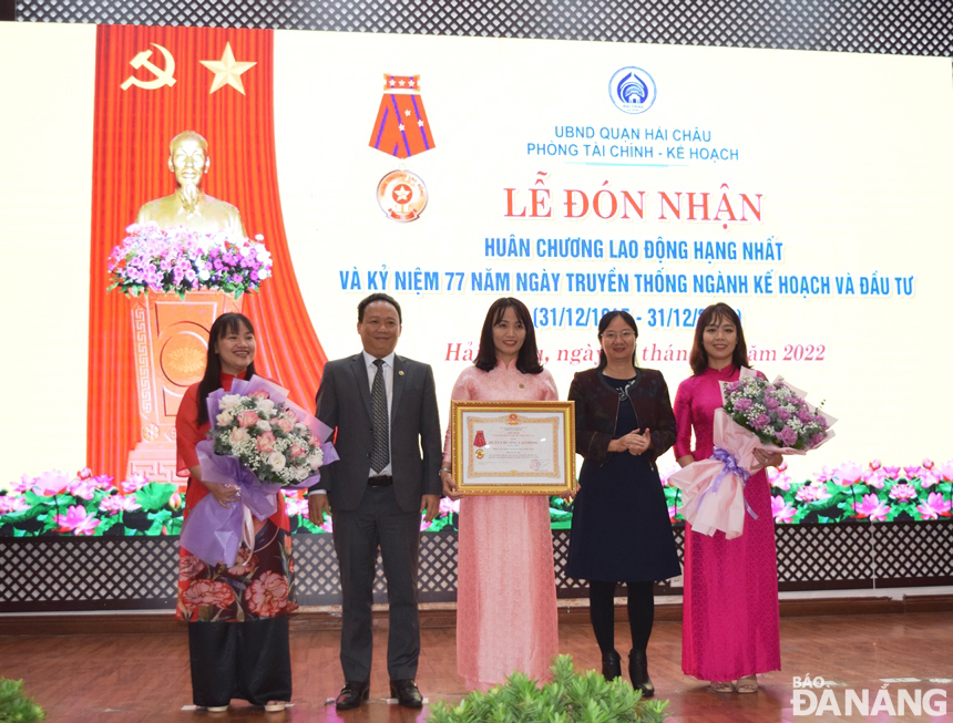Phòng Tài chính - Kế hoạch quận Hải Châu đón nhận Huân chương lao động hạng Nhất