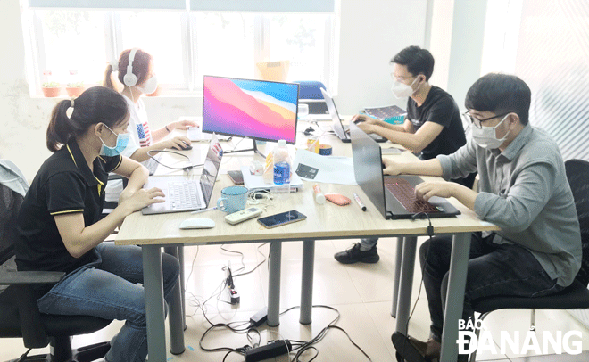 Residents and businesses play the center role in the digital transformation process. IN THE PHOTO: Employees at the Tekup Solutions Co., Ltd. Photo: M.Q