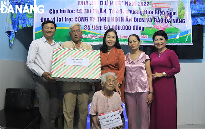 Representatives of the Da Nang Newspaper and the An Dien General Trading Company presenting gifts to Mrs Le Thi Phans family. Photo: DAC MANH