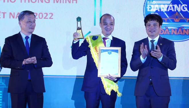 Da Nang People's Committee Vice Chairman Le Quang Nam received the Viet Nam Smart City Award 2022. Photo: M.Q