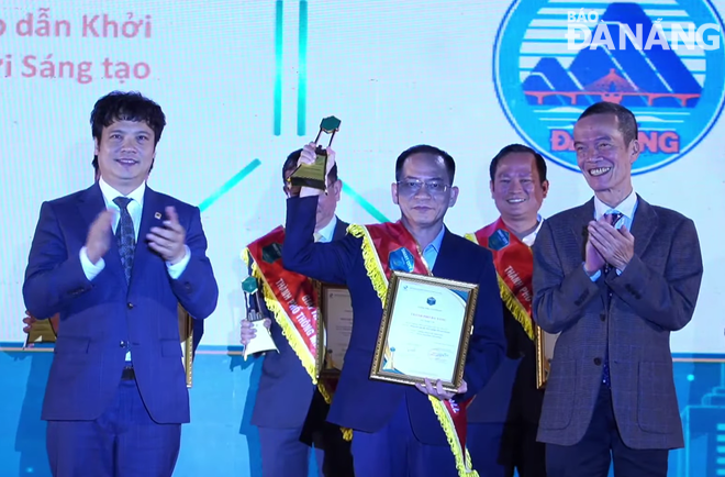 Director of the municipal Department of Science and Technology Le Duc Vien (middle) received the award in the field of attractive cities for innovation startups. Photo: M.Q