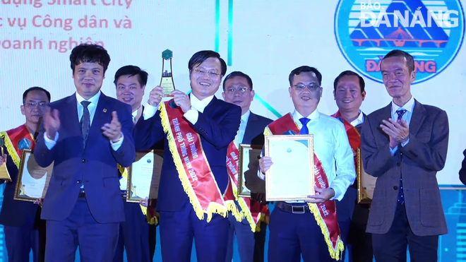 Deputy Director of the municipal Department of Information and Communications Tran Ngoc Thach (second, right) received the award in the field of smart city apps that have been applied and brought benefit to people, businesses, communities and society. Photo: CHIEN THANG