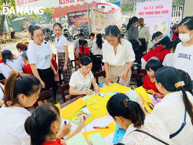 Teachers, parents and pupils of the Lien Chieu District-based Hong Quang Primary School together joining a festival of learning through play. Photo: T.V