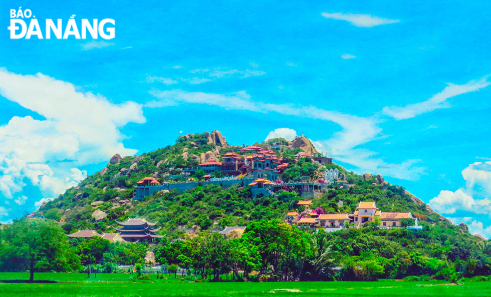Trùng Sơn Cổ Tự tọa lạc trên núi Đá Chồng là 1 trong 2 ngôi chùa đẹp và nổi tiếng ở Ninh Thuận được nhiều người tìm đến trong chuyến du lịch.