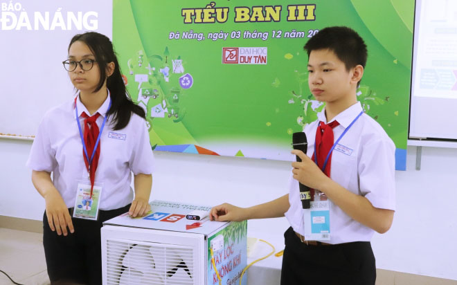 Sản phẩm máy lọc không khí được học sinh bậc THCS trình bày tại cuộc thi. Ảnh: NGỌC HÀ
