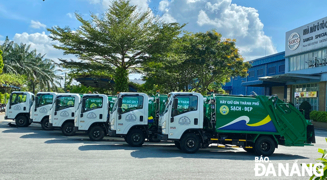 Những xe ép rác cỡ nhỏ thế hệ mới được bàn giao cho Công ty CP Môi trường đô thị Đà Nẵng có tính năng kỹ thuật vượt trội. Ảnh: PHƯƠNG VŨ