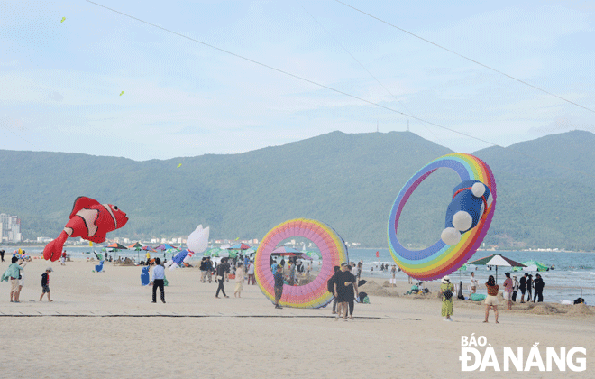 Cần xây dựng các sản phẩm du lịch mới để thu hút khách.  Trong ảnh: Lễ hội thả diều tại bãi biển Phạm Văn Đồng, quận Sơn Trà. Ảnh: THU HÀ