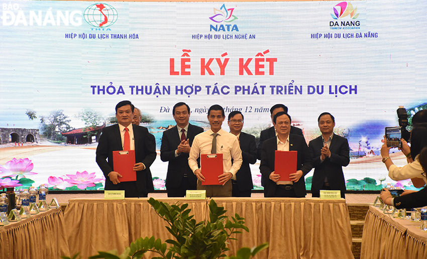 Tại hội nghị Hiệp hội của 3 địa phương Đà Nẵng, Nghệ An, Thanh Hóa đã ký kết thỏa thuận liên kết phát triển du lịch. Ảnh: THU HÀ