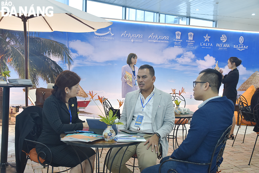 Các doanh nghiệp du lịch, dịch vụ lữ hành của Đà Nẵng cũng tranh thủ dịp này để gặp gỡ, kết nối với các đối tác trong và ngoài nước Ảnh: THU HÀ