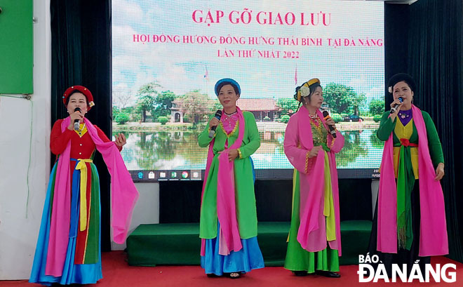 Các cô gái Thái Bình hăng say biểu diễn điệu chèo quê hương tại lễ ra mắt Hội đồng hương huyện Đông Hưng. Ảnh: TRỌNG HÙNG