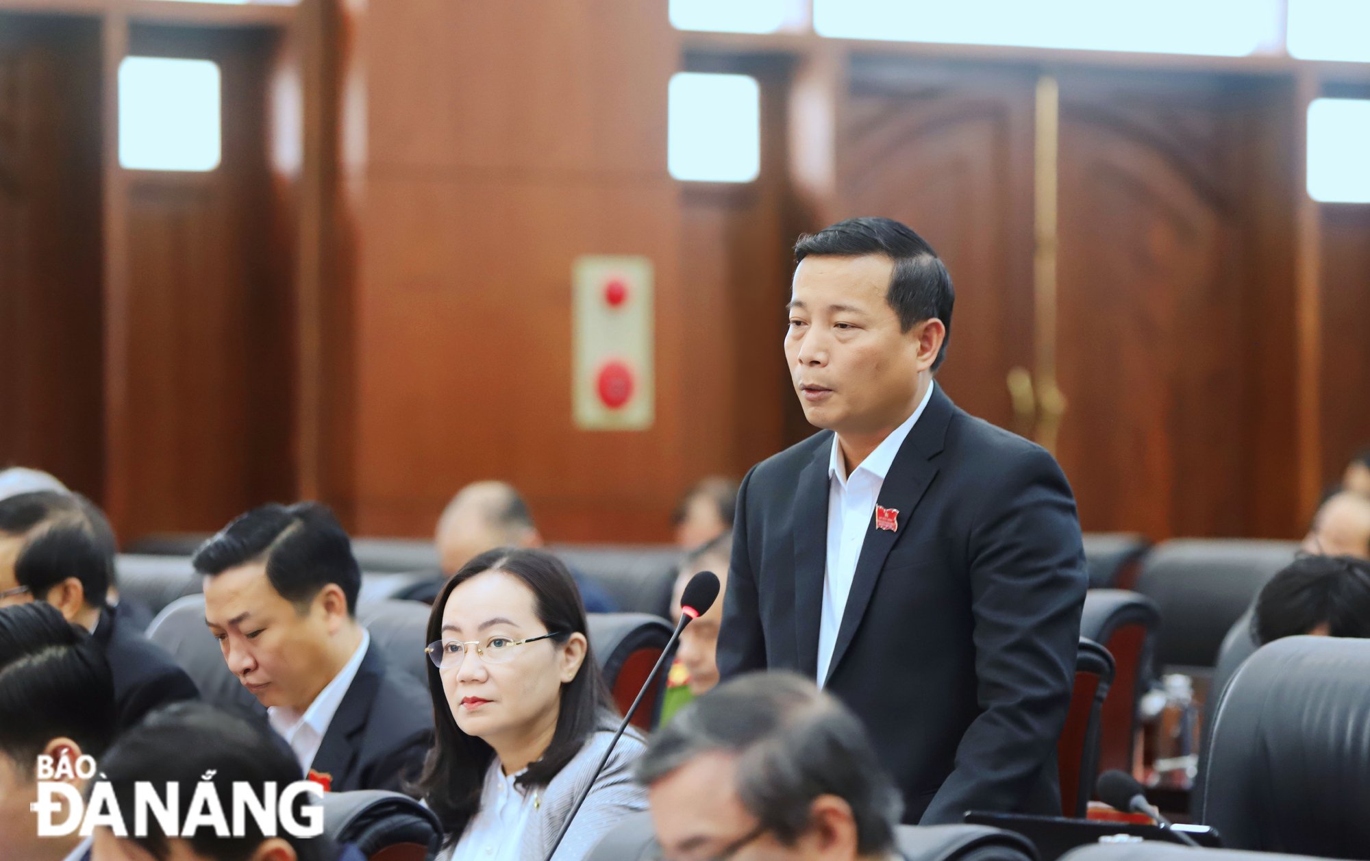 Đại biểu Trương Minh Hải, Tổ ĐB quận Thanh Khê thảo luận tại kỳ họp. Ảnh: N.PHÚ