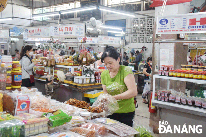 Ngành Công thương đang chủ động các nguồn hàng để phục vụ mua sắm dịp cuối năm.  Trong ảnh: Tiểu thương tại chợ Hàn bắt đầu trưng bày hàng Tết. Ảnh: QUỲNH TRANG