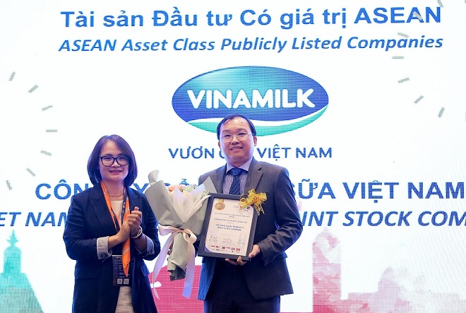 Ông Lê Thành Liêm, Thành viên HĐQT và Giám đốc điều hành Tài chính tại Vinamilk nhận giải thưởng Tài sản đầu tư có giá trị của ASEAN. Ảnh: Công ty VNM cung cấp