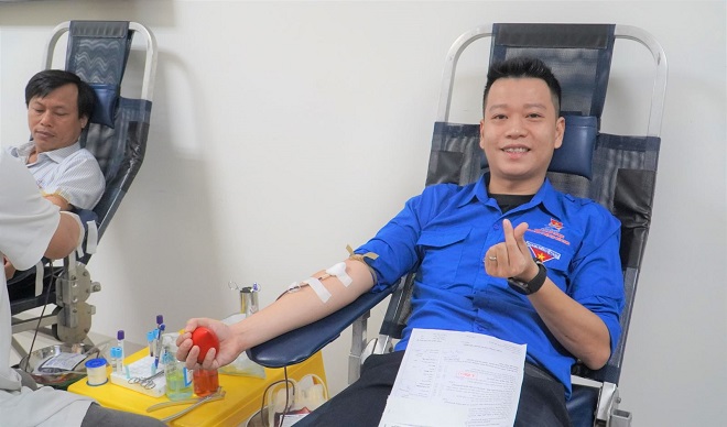 Anh Trương Tùng Châu  - Bí thư Đoàn Thanh niên PC Đà Nẵng tham gia hiến máu.