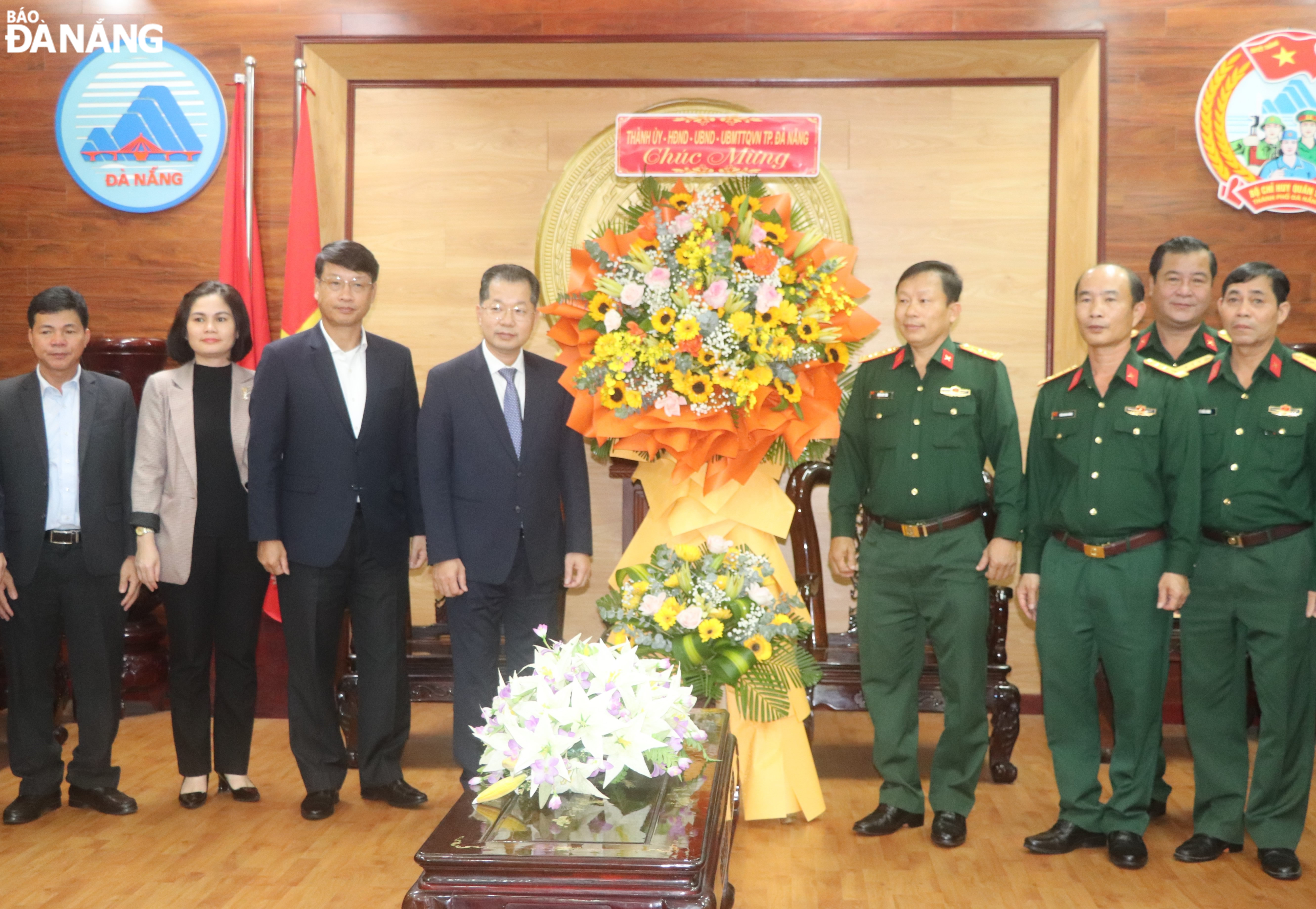 Bí thư Thành ủy Nguyễn Văn Quảng (thứ 4, trái sang) thăm, tặng hoa chúc mừng Bộ Chỉ huy Quân sự thành phố. Ảnh: LÊ HÙNG
