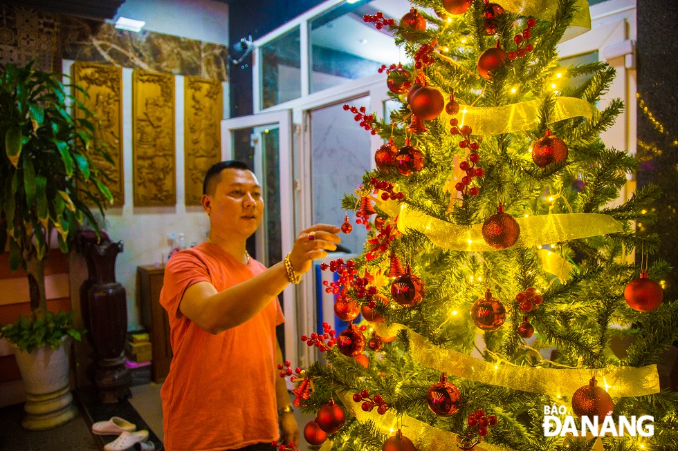 Anh Phạm Minh Nhật (41 tuổi, trú tại đường Trần Cao Vân) đang trang hoàng đèn, hoạ tiết cho cây thông Noel của mình.