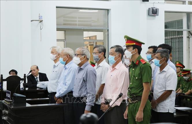 Có 13 bị cáo trong vụ án, trong đó có 3 bị cáo nguyên là lãnh đạo UBND tỉnh Khánh Hòa, gồm: Nguyễn Chiến Thắng và Lê Đức Vinh, nguyên Chủ tịch UBND tỉnh; Đào Công Thiên, nguyên Phó Chủ tịch UBND tỉnh.