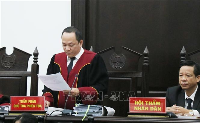 Thẩm phán Nguyễn Tuấn Long - Chủ tọa phiên tòa đọc Quyết định của Tòa án nhân dân tỉnh Khánh Hòa đưa vụ án ra xét xử sơ thẩm.