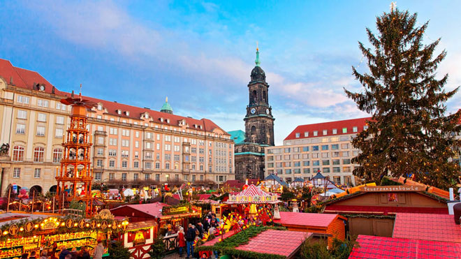 Chợ Giáng sinh Dresdner Striezelmarkt năm 2022.