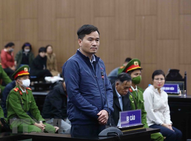 Bị cáo Lưu Văn Phương, nhân viên Công ty AIC trả lời thẩm vấn tại phiên tòa. (Ảnh: Phạm Kiên/TTXVN)