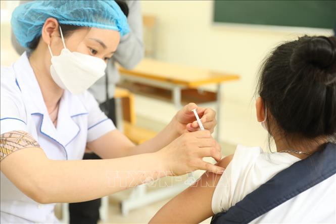 Nhân viên y tế quận Hà Đông (Hà Nội) tiêm vaccine phòng Covid-19 cho học sinh lớp 6 tại điểm tiêm chủng trường THCS Lê Quý Đôn. Ảnh (tư liệu): Minh Quyết/TTXVN