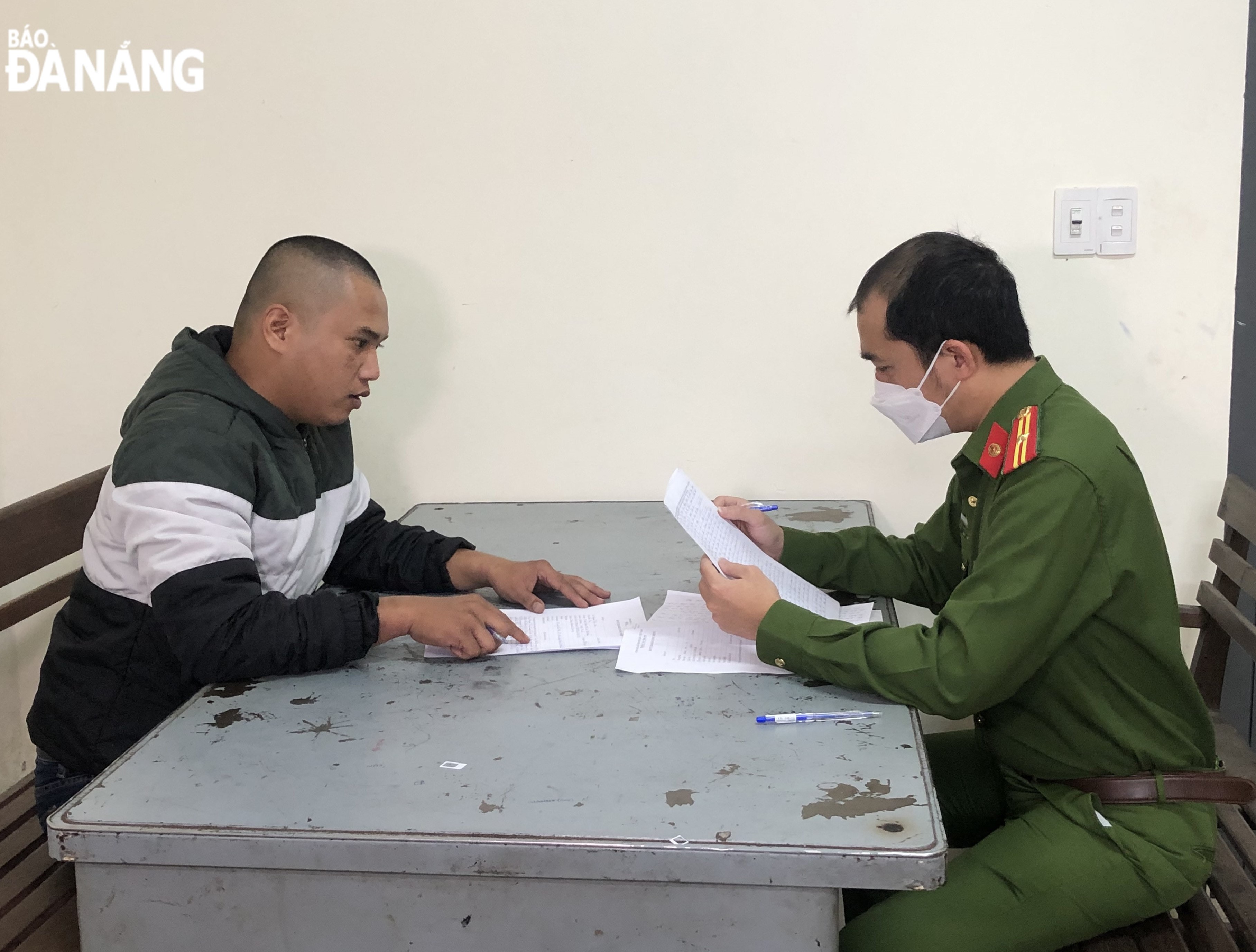 Cơ quan Cảnh sát điều tra Công an quận Hải Châu tiến hành lấy lời khai đối tượng Nguyễn Thị Lâm (trái). Ảnh: LÊ HÙNG