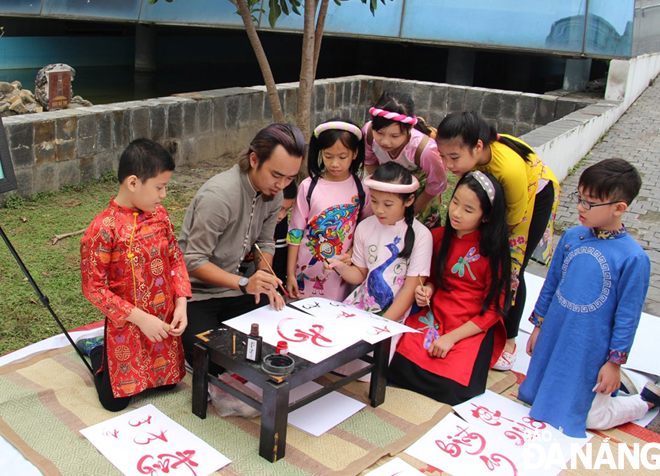 Học sinh tham gia Phiên chợ Tết tại Bảo tàng Đà Nẵng. Ảnh: NGỌC HÀ