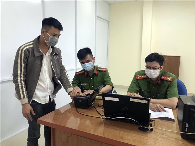 Các chiến sỹ Phòng Cảnh sát Quản lý hành chính về trật tự xã hội (Công an tỉnh Kon Tum) hỗ trợ người dân lấy dấu vân tay khi làm căn cước công dân. Ảnh: Khoa Chương/TTXVN