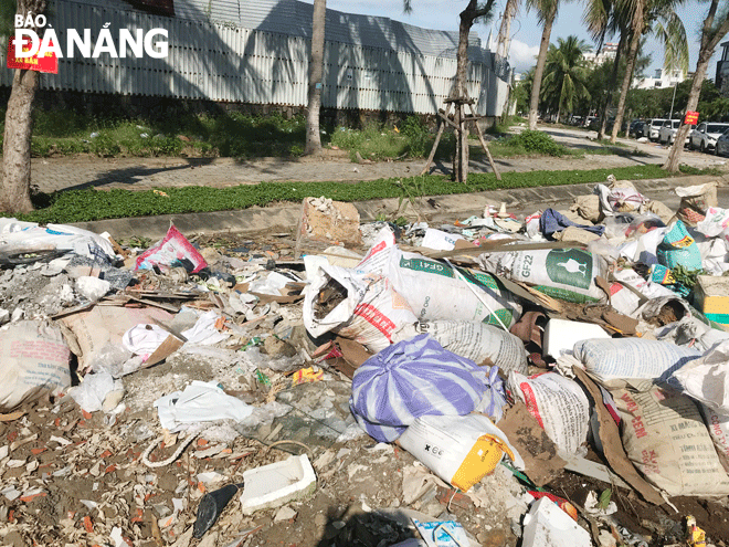Tuyến đường Nguyễn Tất Thành (phường Xuân Hà, quận Thanh Khê) thường xuyên diễn ra tình trạng người dân đổ trộm rác thải.  Ảnh: KHÁNH HUYỀN