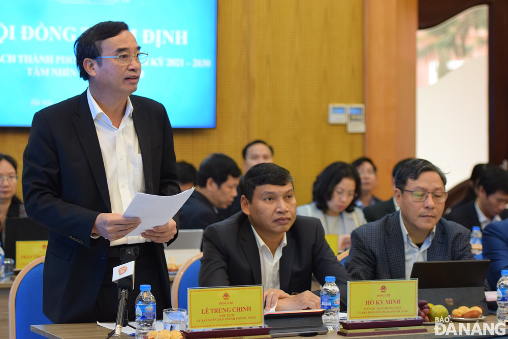 Chủ tịch UBND thành phố Lê Trung Chinh (bìa trái) phát biểu tại cuộc họp. Ảnh: HOÀNG HIỆP