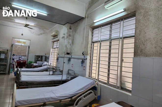 Bên trong phòng bệnh, tường, trần rêu mốc, ẩm ướt khiến bệnh nhân rất ngại.