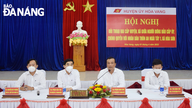 Lãnh đạo huyện Hòa Vang và xã Hòa Sơn tổ chức đối thoại hai cấp với người dân thôn An Ngãi Tây tháng 4-2022. Ảnh: TRỌNG HUY	